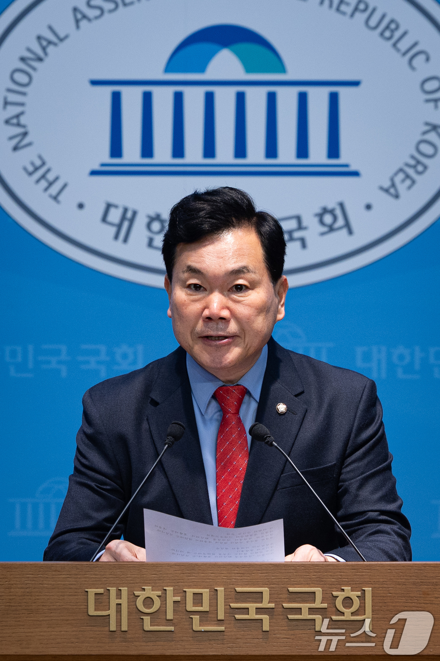 (서울=뉴스1) 유승관 기자 = 김승수 국민의힘 야당탄압 가짜뉴스감시특별위원장이 7일 서울 여의도 국회 소통관에서 더불어민주당 서영교 의원 대북송금 발언 관련 기자회견을 하고 있다 …