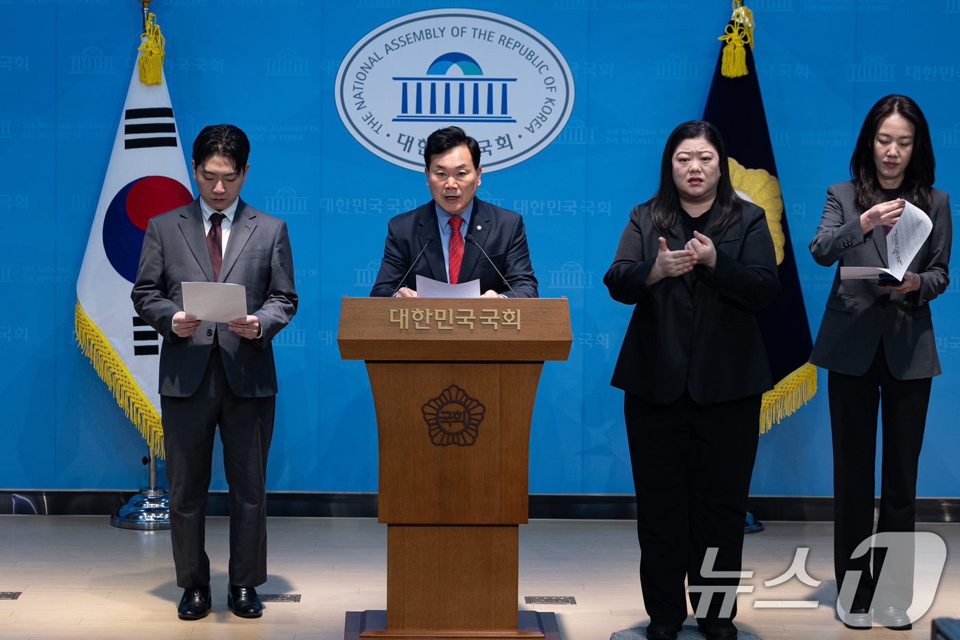 (서울=뉴스1) 유승관 기자 = 김승수 국민의힘 야당탄압 가짜뉴스감시특별위원장이 7일 서울 여의도 국회 소통관에서 더불어민주당 서영교 의원 대북송금 발언 관련 기자회견을 하고 있다 …