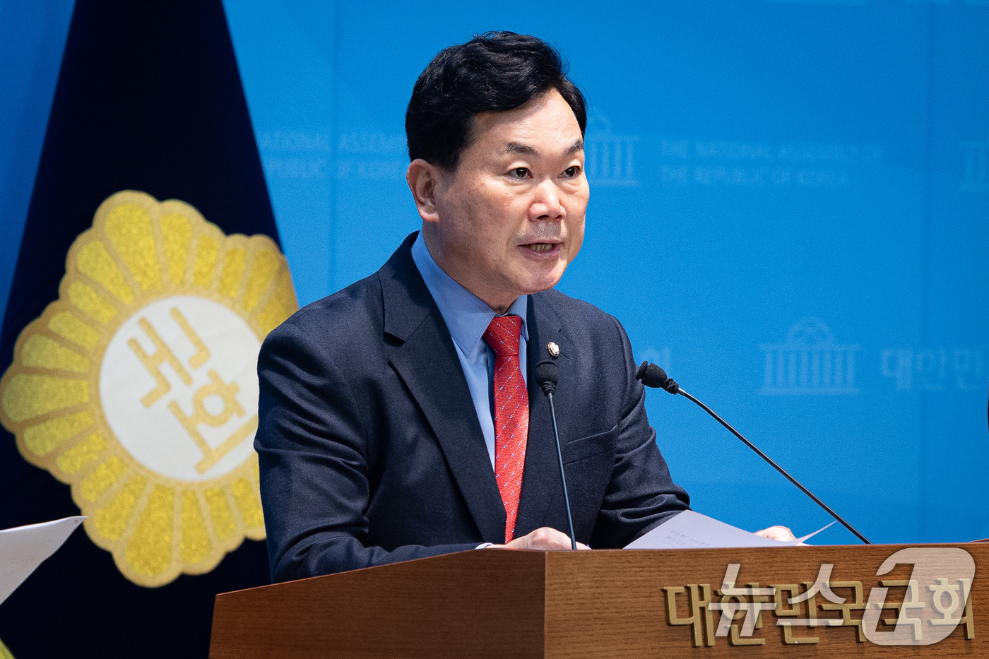 (서울=뉴스1) 유승관 기자 = 김승수 국민의힘 야당탄압 가짜뉴스감시특별위원장이 7일 서울 여의도 국회 소통관에서 더불어민주당 서영교 의원 대북송금 발언 관련 기자회견을 하고 있다 …