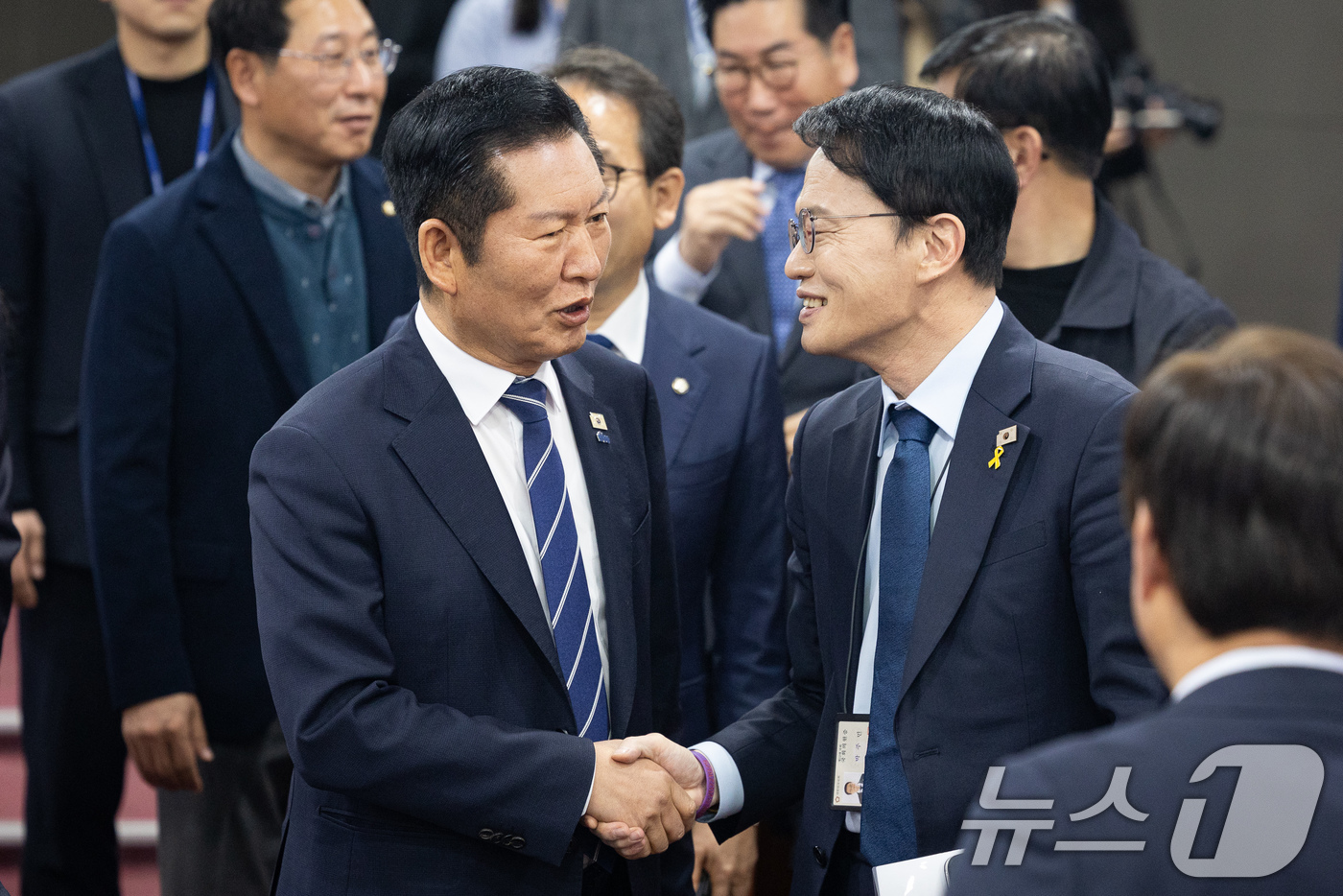 (서울=뉴스1) 유승관 기자 = 정청래 더불어민주당 대표가 7일 서울 여의도 국회 의원회관에서 열린 더불어민주당 기본사회위원회 3기 출범식에 참석해 박주민 서울시장 예비후보와 인사 …