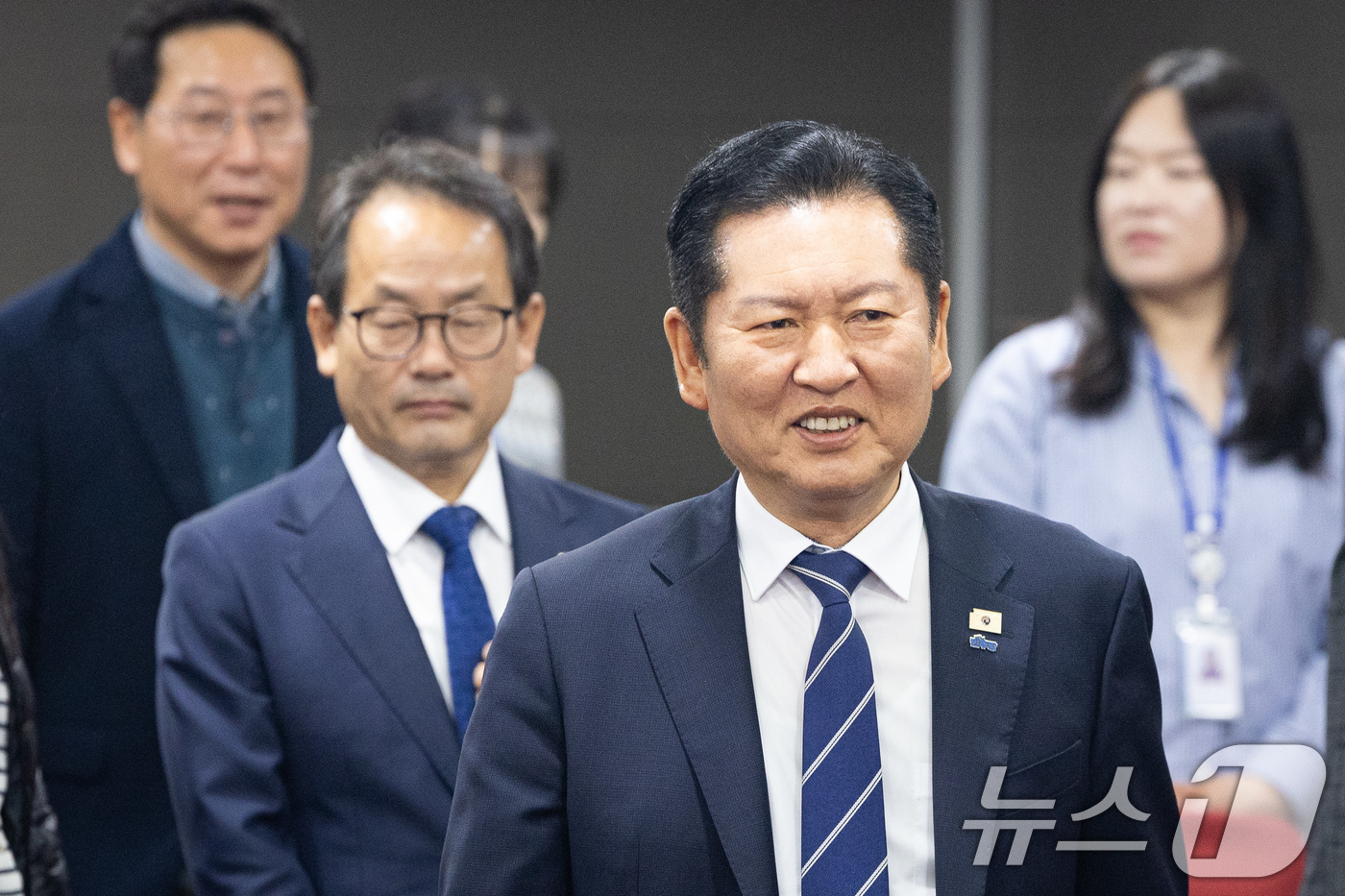 (서울=뉴스1) 유승관 기자 = 정청래 더불어민주당 대표가 7일 서울 여의도 국회 의원회관에서 열린 더불어민주당 기본사회위원회 3기 출범식에 참석하고 있다. 2026.4.7/뉴스1 …