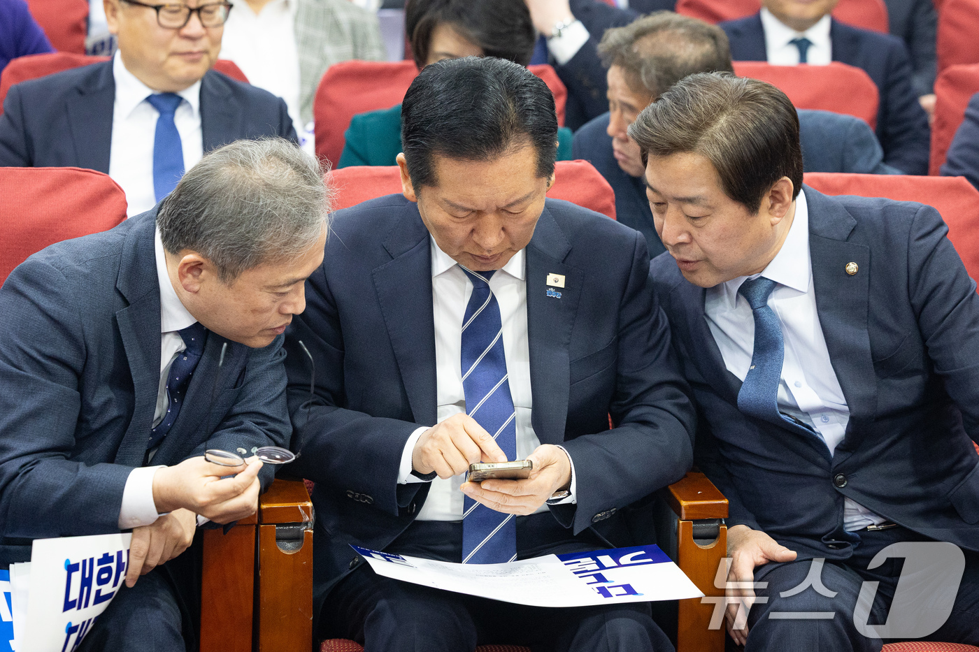 (서울=뉴스1) 유승관 기자 = 정청래 더불어민주당 대표와 황명선 최고위원(오른쪽), 송기헌 의원이 7일 서울 여의도 국회 의원회관에서 열린 더불어민주당 기본사회위원회 3기 출범식 …