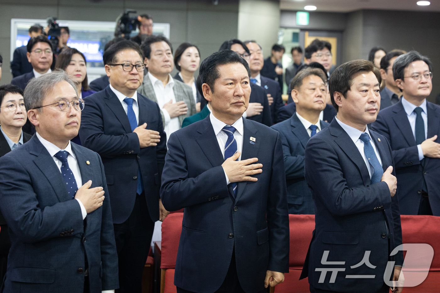 (서울=뉴스1) 유승관 기자 = 정청래 더불어민주당 대표를 비롯한 참석자들이 7일 서울 여의도 국회 의원회관에서 열린 더불어민주당 기본사회위원회 3기 출범식에서 국민의례를 하고 있 …