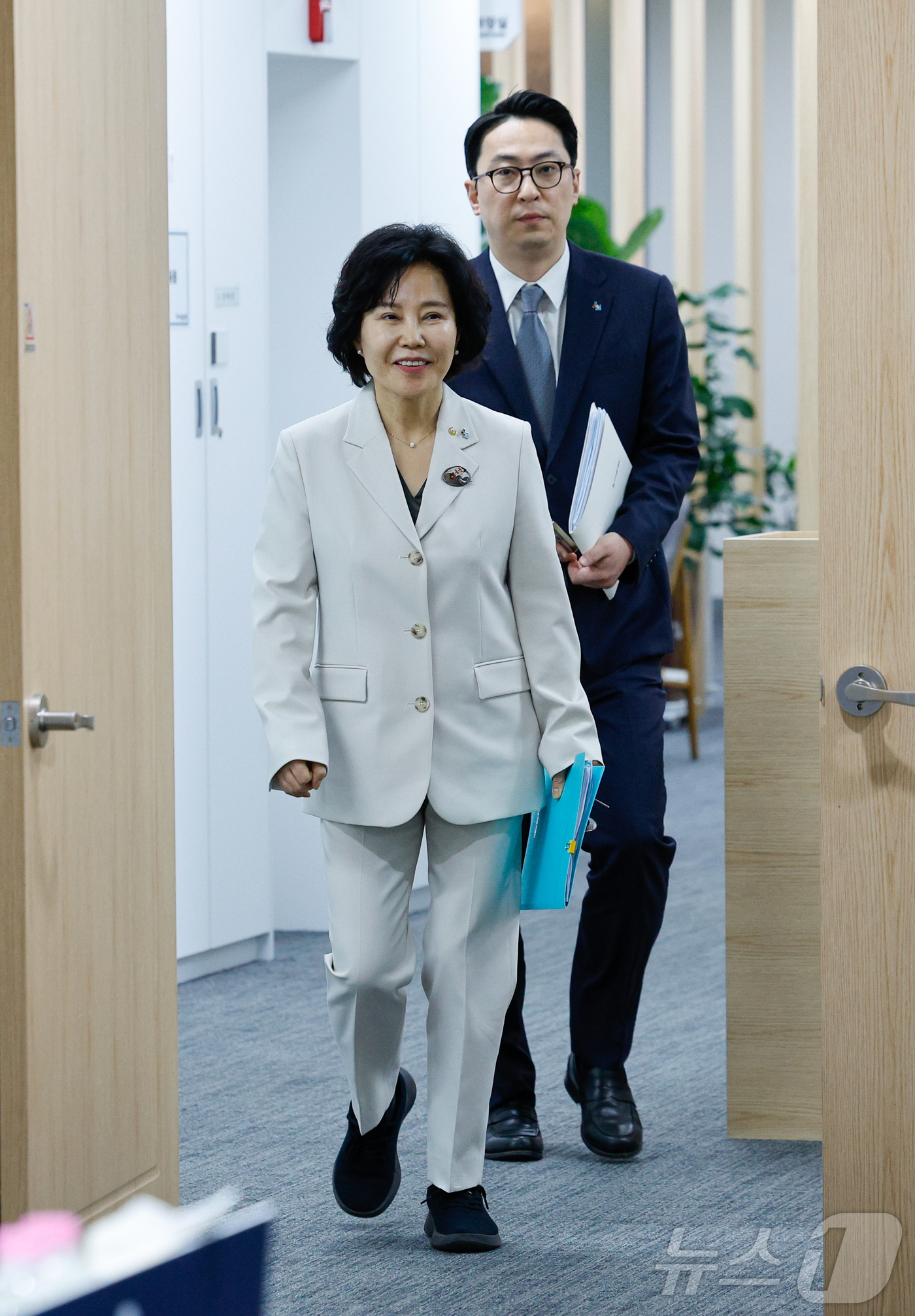 (서울=뉴스1) 안은나 기자 = 김은경 서민금융진흥원장 겸 신용회복위원장이 7일 오전 서울 중구 서민금융진흥원에서 열린 취임 100일 기념 기자간담회에 입장하고 있다. 2026.4 …