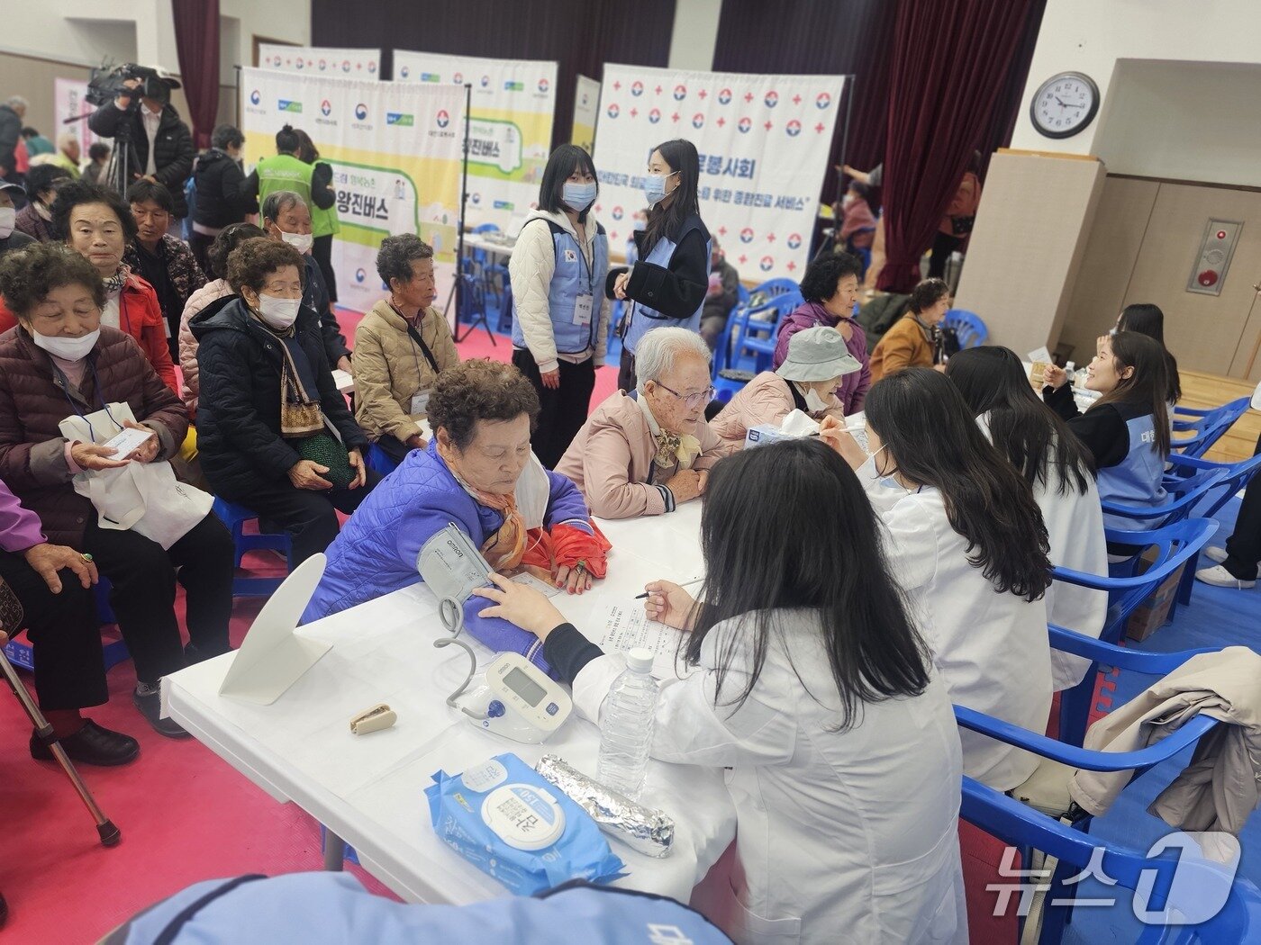 본문 이미지 -   7일 전북 무주군 설천초등학교 강당에서 '제1차 농촌지역 왕진버스&행복 만리길' 사업이 진행된 가운데 주민들이 의료 서비스를 받고 있다.(전북사회서비스원 제공. 재판매 및 DB금지)/뉴스1