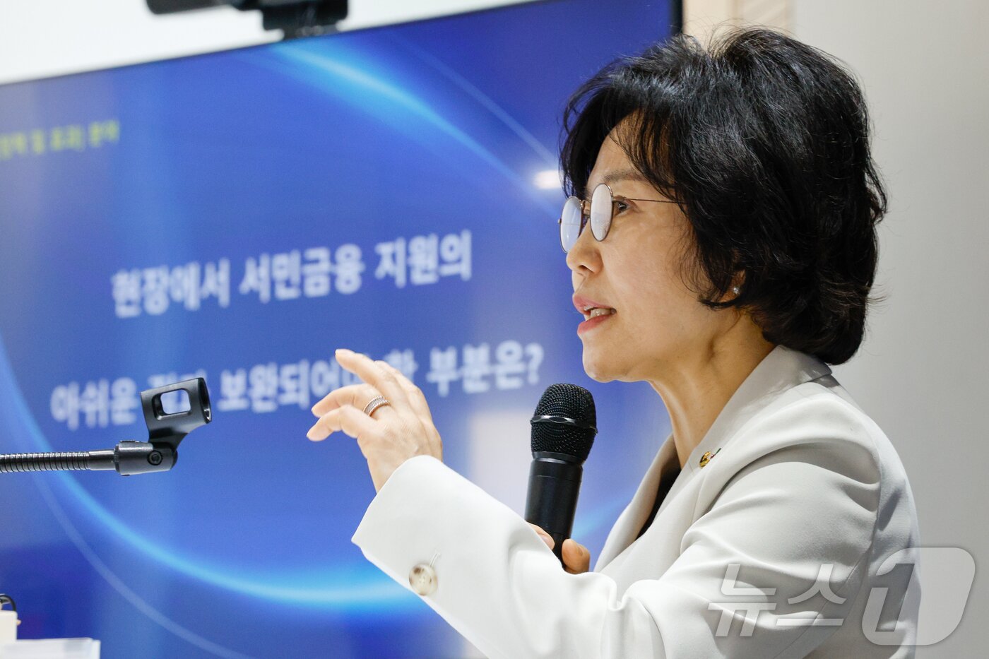 본문 이미지 - 김은경 서민금융진흥원장 겸 신용회복위원장이 7일 오전 서울 중구 서민금융진흥원에서 열린 취임 100일 기념 기자간담회에 참석해 현장에서 서민금융 지원의 아쉬운 점과 보완되어야 할 부분에 관해 답변하고 있다. 2026.4.7 ⓒ 뉴스1 안은나 기자