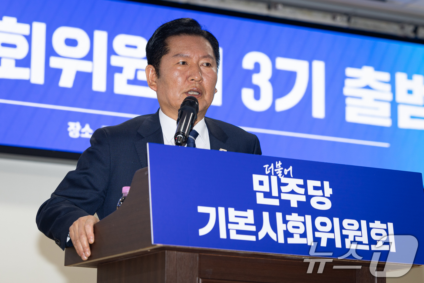 (서울=뉴스1) 유승관 기자 = 정청래 더불어민주당 대표가 7일 서울 여의도 국회 의원회관에서 열린 더불어민주당 기본사회위원회 3기 출범식에서 개회사를 하고 있다. 2026.4.7 …