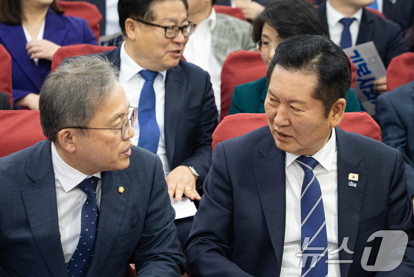 (서울=뉴스1) 유승관 기자 = 정청래 더불어민주당 대표와 송기헌 의원이 7일 서울 여의도 국회 의원회관에서 열린 더불어민주당 기본사회위원회 3기 출범식에서 대화하고 있다. 202 …