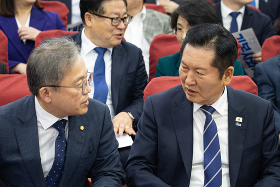 송기헌 의원과 대화 나누는 정청래 대표