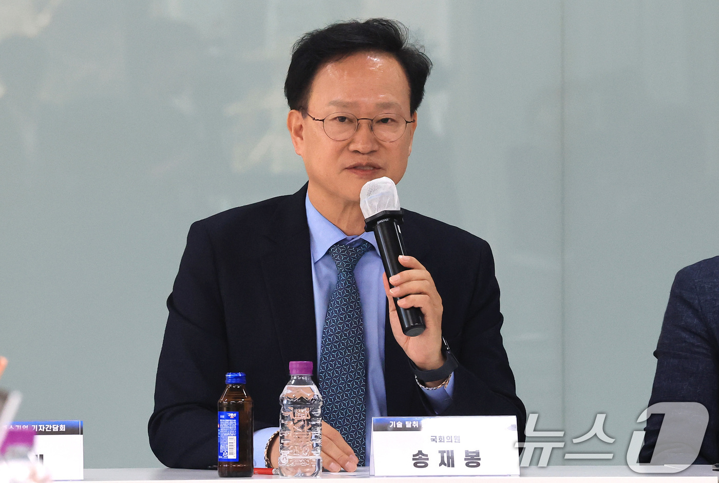 (서울=뉴스1) 임세영 기자 = 송재봉 더불어민주당 의원이 7일 서울 영등포구 여의도 중소기업중앙회에서 열린 기술 탈취 피해 중소기업 기자간담회에서 발언을 하고 있다. 2026.4 …