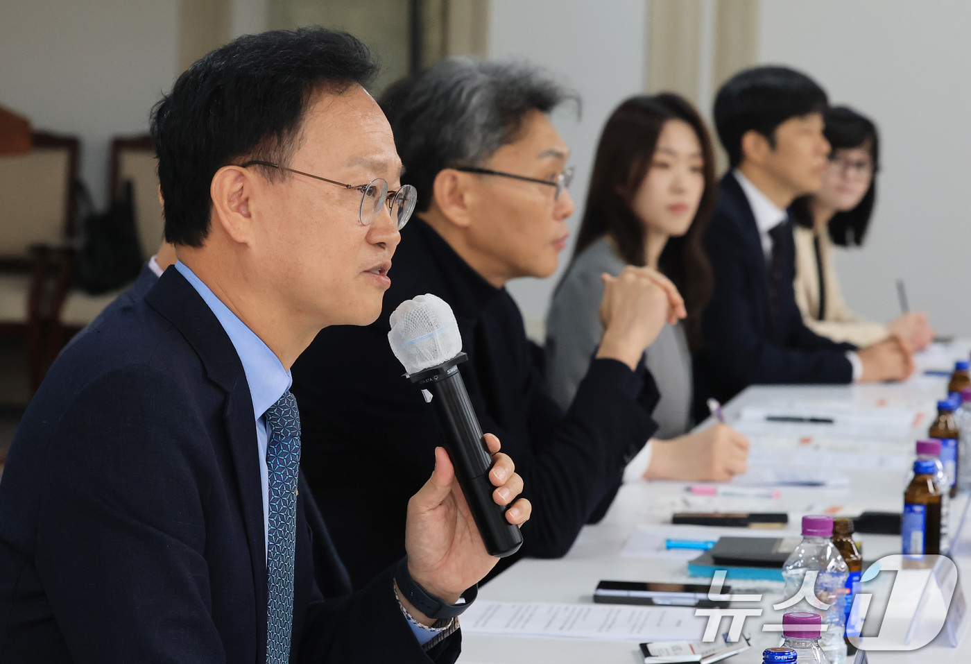 (서울=뉴스1) 임세영 기자 = 송재봉 더불어민주당 의원이 7일 서울 영등포구 여의도 중소기업중앙회에서 열린 기술 탈취 피해 중소기업 기자간담회에서 발언을 하고 있다. 2026.4 …