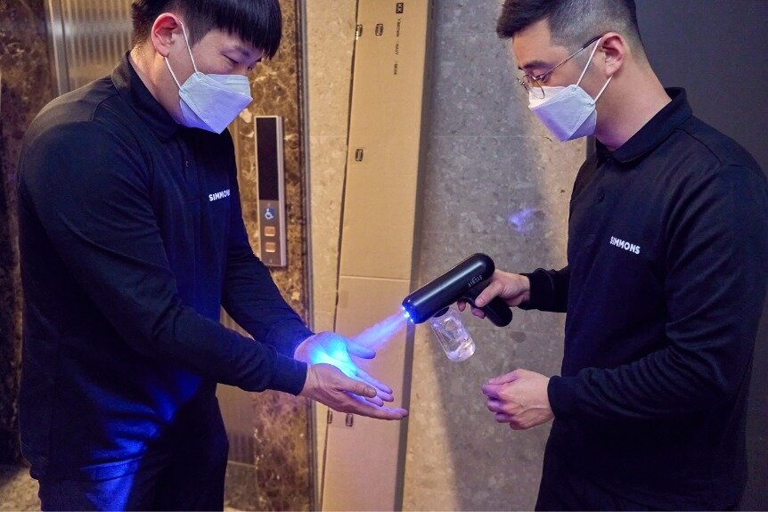 본문 이미지 - 시몬스는 손 소독, 일회용 덧신·장갑 착용, 설치 공간 소독 등 청결 배송 절차를 의무화했다.(시몬스 제공)