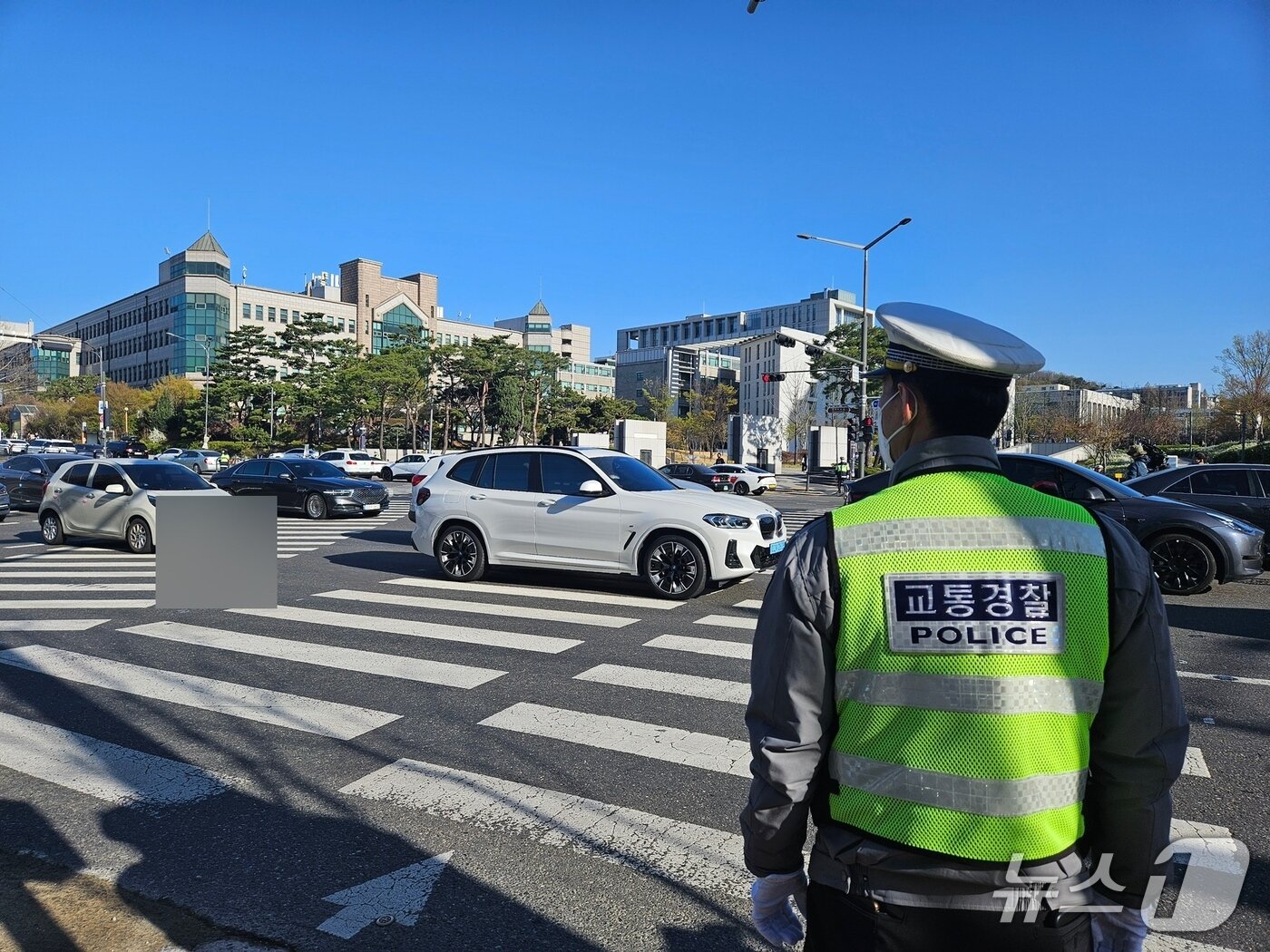 본문 이미지 - 7일 오전 서울 서대문구 연세대 앞에서 경찰이 교통법규 위반 차량을 단속하고 있다. 2026.4.7 ⓒ 뉴스1 유채연 기자
