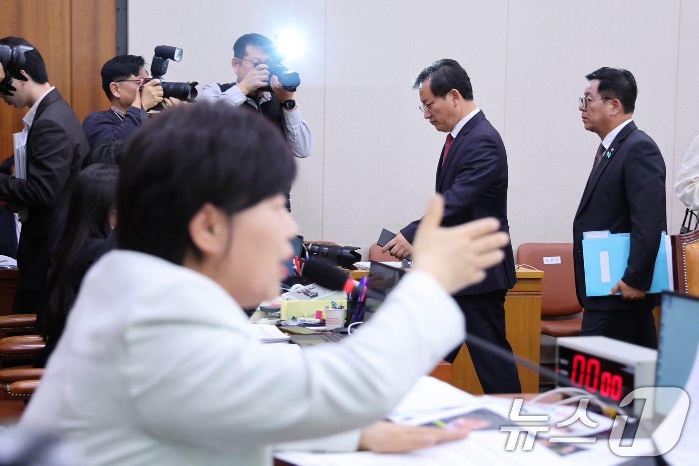 (서울=뉴스1) 신웅수 기자 = 국민의힘 위원들이 7일 서울 여의도 국회에서 열린 윤석열정권정치검찰조작기소의혹사건진상규명국정조사특별위원회 전체회의에서 퇴장하고 있다. 2026.4. …