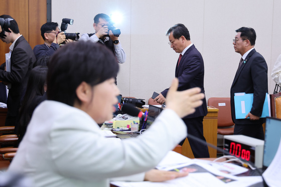 국조특위 항의 퇴장하는 국민의힘