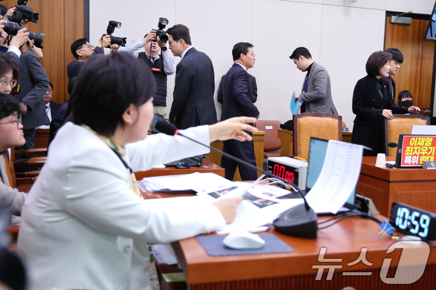 (서울=뉴스1) 신웅수 기자 = 국민의힘 위원들이 7일 서울 여의도 국회에서 열린 윤석열정권정치검찰조작기소의혹사건진상규명국정조사특별위원회 전체회의에서 퇴장하고 있다. 2026.4. …