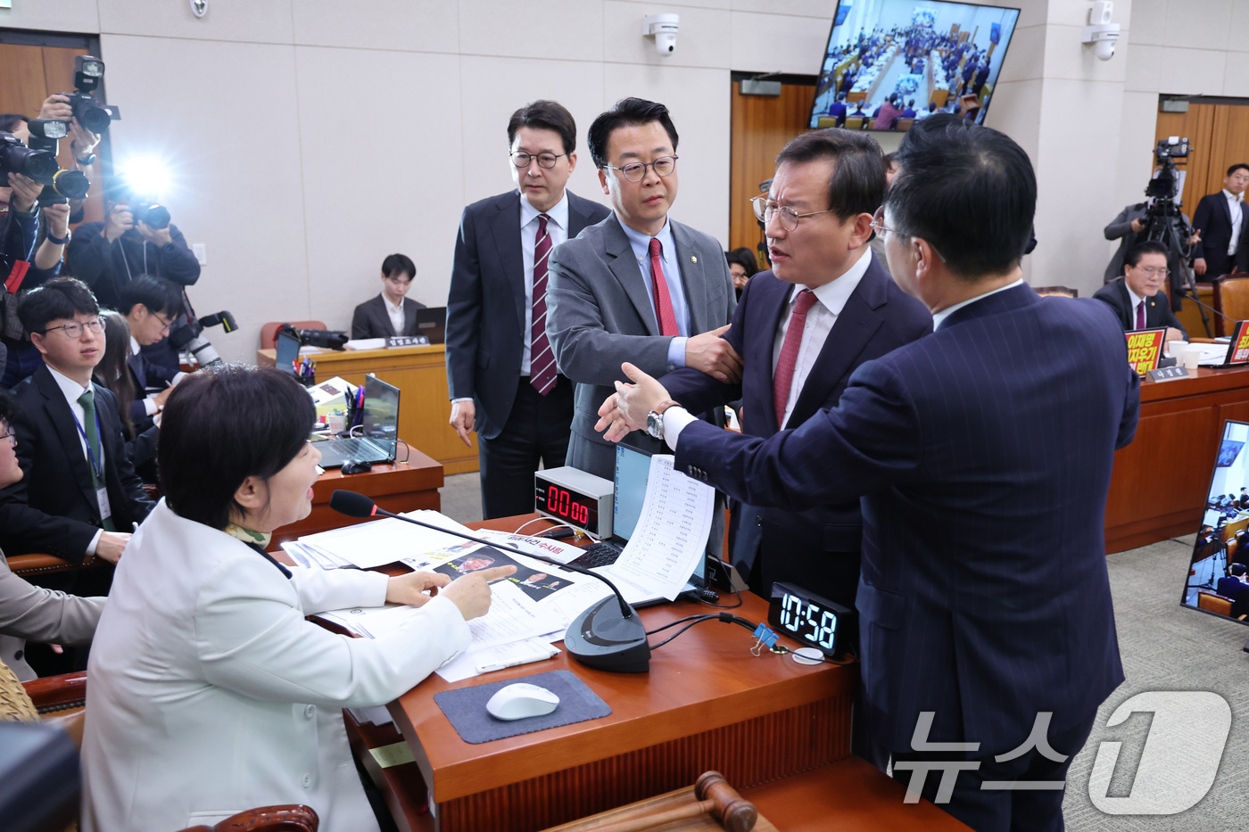 (서울=뉴스1) 신웅수 기자 = 김형동 국민의힘 간사가 7일 서울 여의도 국회에서 열린 윤석열정권정치검찰조작기소의혹사건진상규명국정조사특별위원회 전체회의에서 서영교 위원장에게 항의하 …