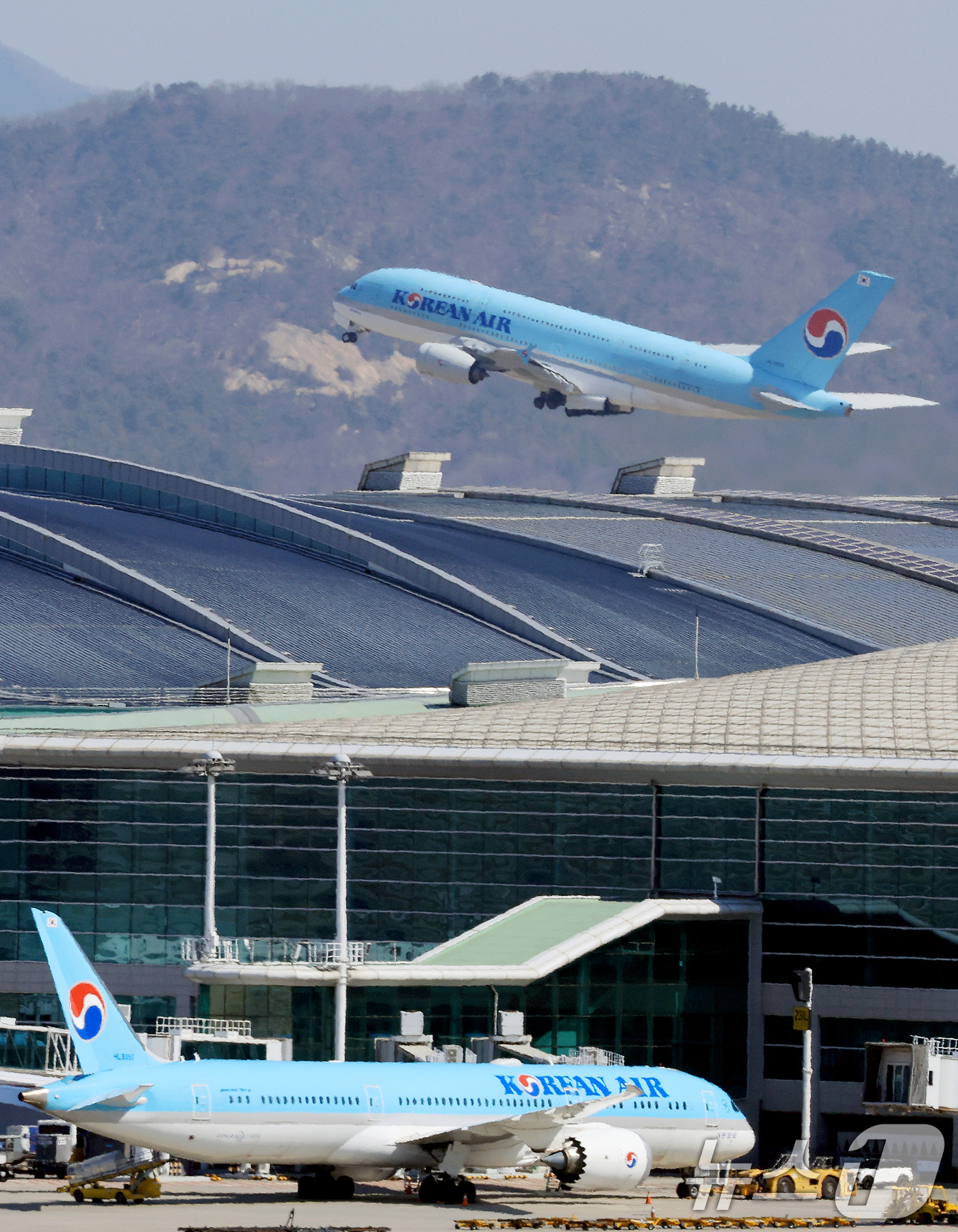 (인천공항=뉴스1) 이호윤 기자 = 중동 사태의 장기화로 국제유가가 가파르게 오르며 5월 유류할증료 인상이 예고된 7일 인천국제공항 계류장에서 항공기가 이륙하고 있다.이날 대한항공 …