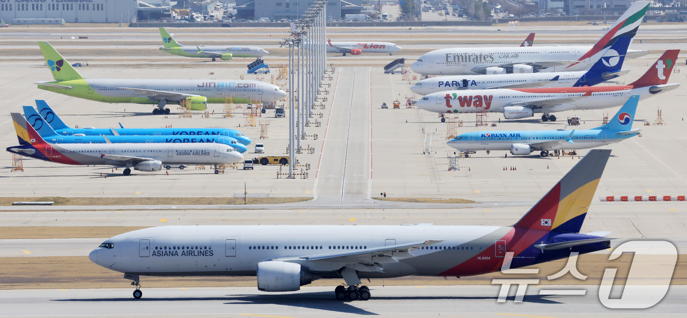 (인천공항=뉴스1) 이호윤 기자 = 중동 사태의 장기화로 국제유가가 가파르게 오르며 5월 유류할증료 인상이 예고된 7일 인천국제공항 계류장에서 항공기들이 대기하고 있다.이날 대한항 …