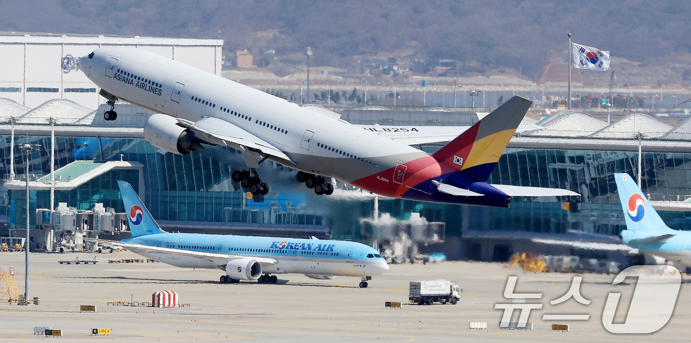 (인천공항=뉴스1) 이호윤 기자 = 중동 사태의 장기화로 국제유가가 가파르게 오르며 5월 유류할증료 인상이 예고된 7일 인천국제공항 계류장에서 항공기가 이륙하고 있다.이날 대한항공 …