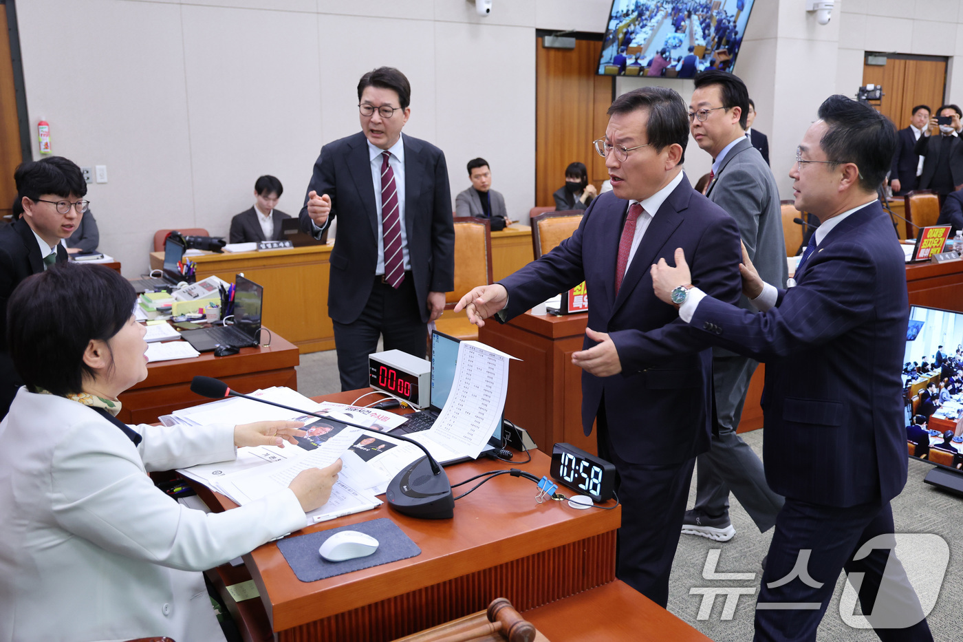 (서울=뉴스1) 신웅수 기자 = 김형동 국민의힘 간사가 7일 서울 여의도 국회에서 열린 윤석열정권정치검찰조작기소의혹사건진상규명국정조사특별위원회 전체회의에서 서영교 위원장에게 항의하 …