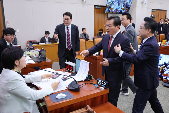 조작기소국조특위 또 충돌…야 "위헌·위법" 여 "소가 웃을 소리"