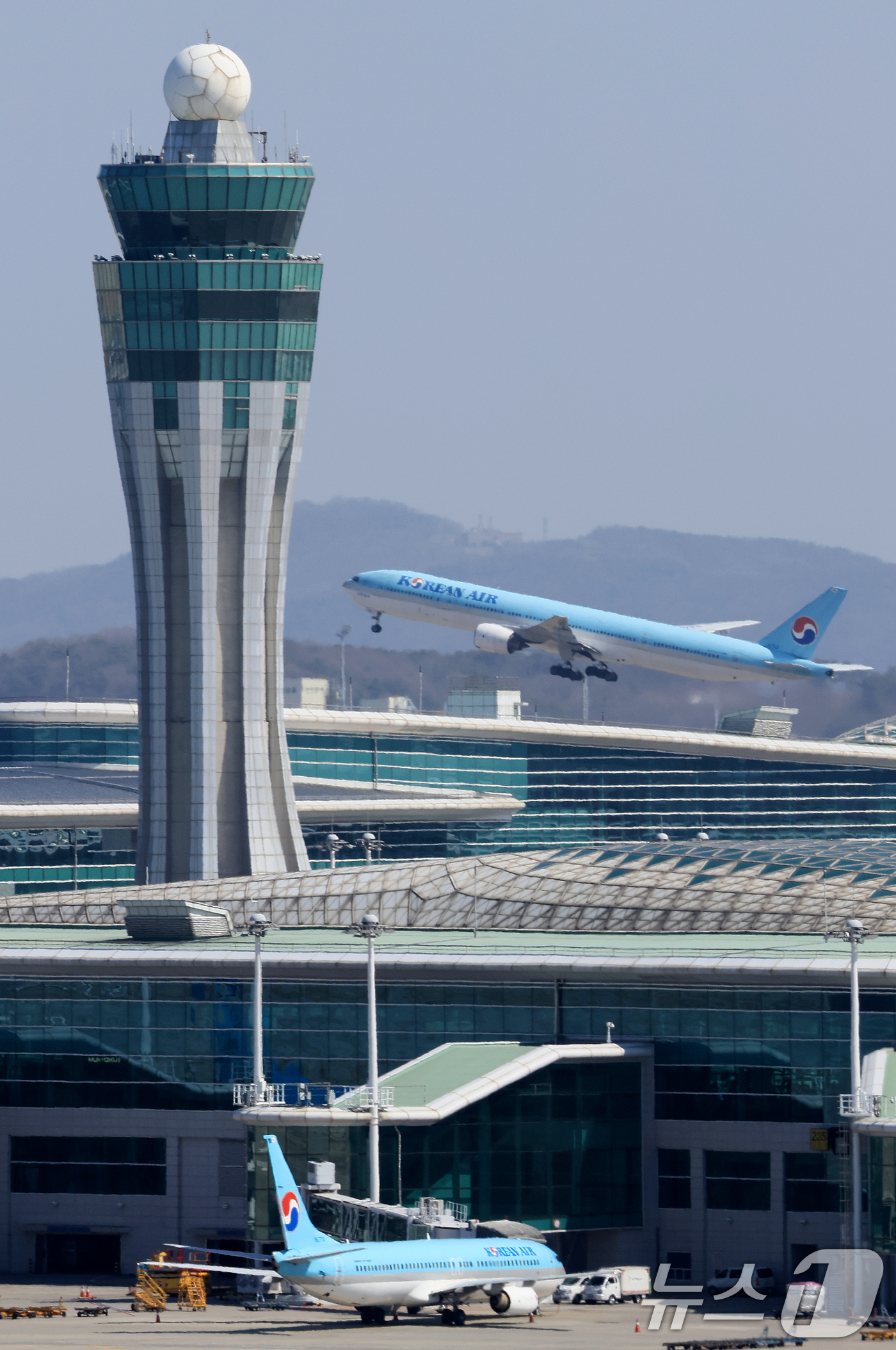 (인천공항=뉴스1) 이호윤 기자 = 중동 사태의 장기화로 국제유가가 가파르게 오르며 5월 유류할증료 인상이 예고된 7일 인천국제공항 계류장에서 항공기가 이륙하고 있다.이날 대한항공 …