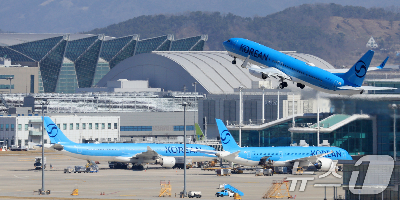 (인천공항=뉴스1) 이호윤 기자 = 중동 사태의 장기화로 국제유가가 가파르게 오르며 5월 유류할증료 인상이 예고된 7일 인천국제공항 계류장에서 항공기가 이륙하고 있다.이날 대한항공 …