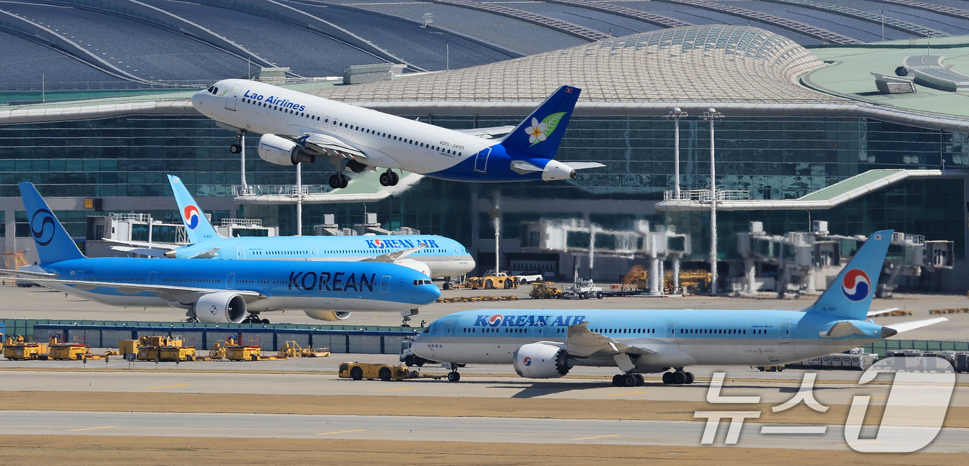 (인천공항=뉴스1) 이호윤 기자 = 중동 사태의 장기화로 국제유가가 가파르게 오르며 5월 유류할증료 인상이 예고된 7일 인천국제공항 계류장에서 항공기가 이륙하고 있다.이날 대한항공 …
