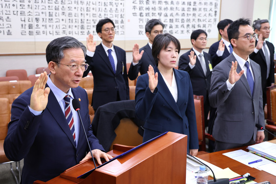 증인 선서하는 정성호 법무장관