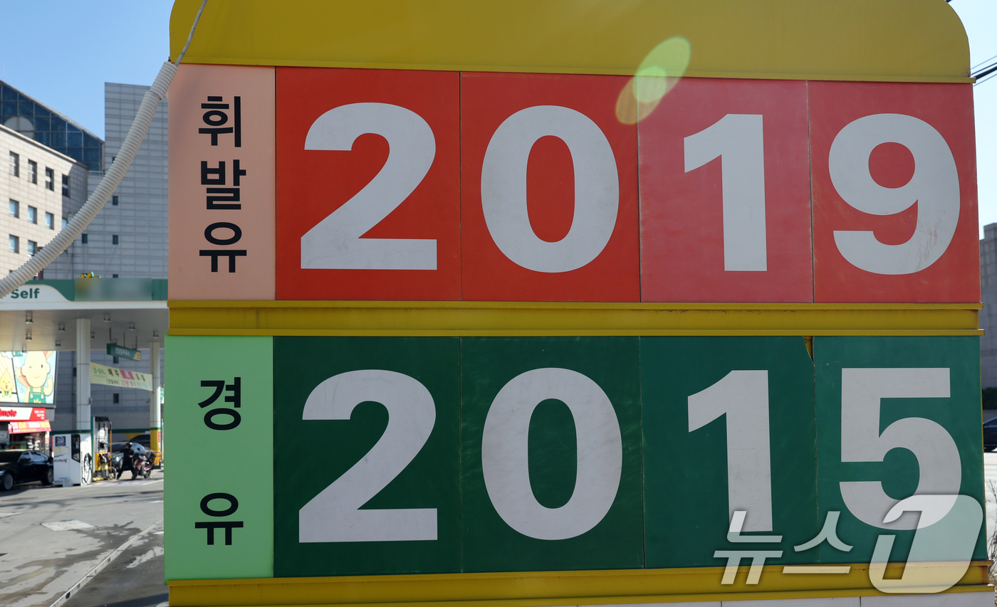 (서울=뉴스1) 황기선 기자 = 중동 전쟁 영향으로 국내 휘발유·경유 가격이 지속 상승하면서 서울 휘발유 평균 가격이 2000원을 돌파한 7일 서울 시내 한 주유소에 휘발유와 경유 …