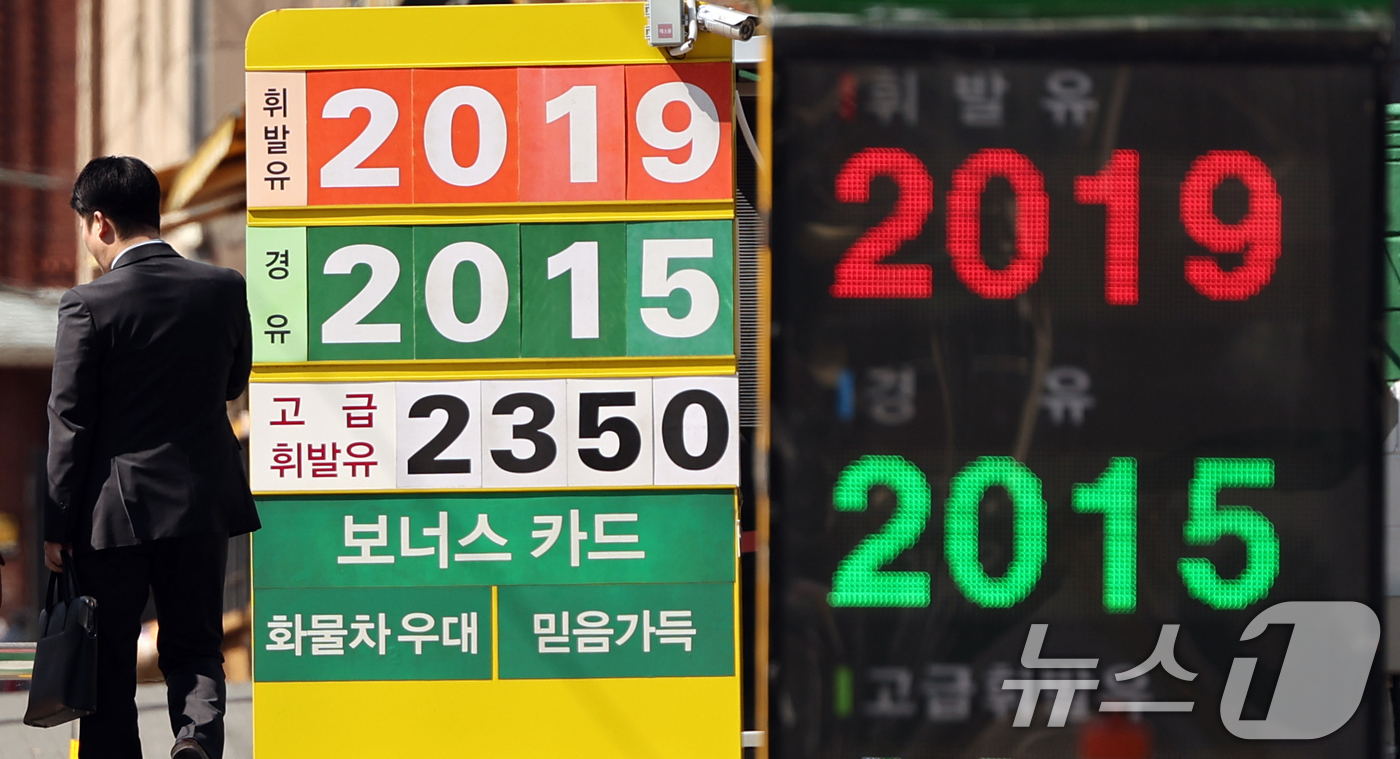 (서울=뉴스1) 황기선 기자 = 중동 전쟁 영향으로 국내 휘발유·경유 가격이 지속 상승하면서 서울 휘발유 평균 가격이 2000원을 돌파한 7일 서울 시내 한 주유소에 휘발유와 경유 …
