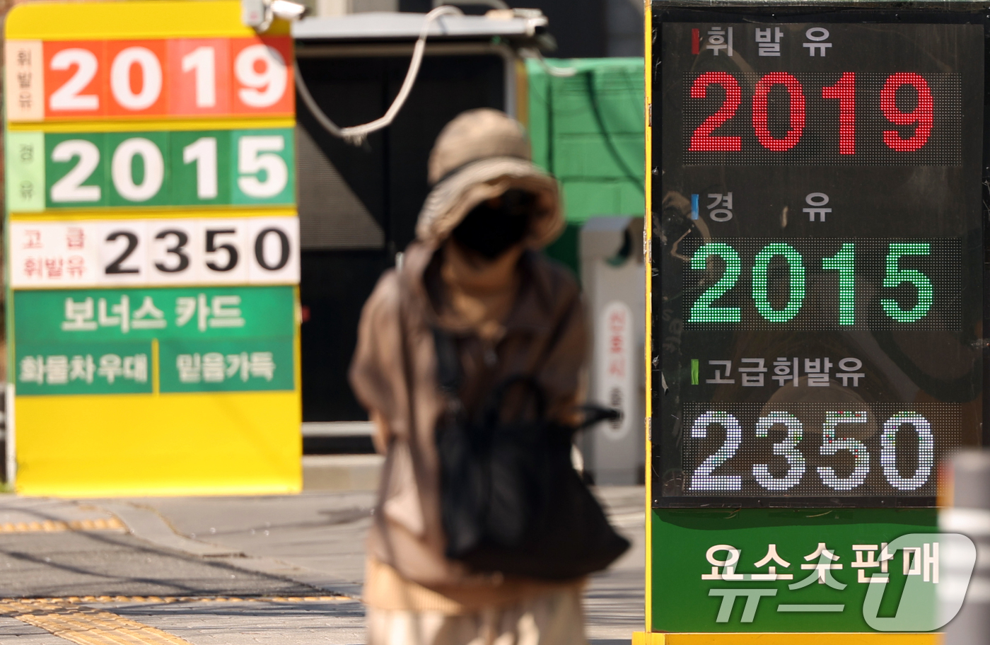 (서울=뉴스1) 황기선 기자 = 중동 전쟁 영향으로 국내 휘발유·경유 가격이 지속 상승하면서 서울 휘발유 평균 가격이 2000원을 돌파한 7일 서울 시내 한 주유소에 휘발유와 경유 …