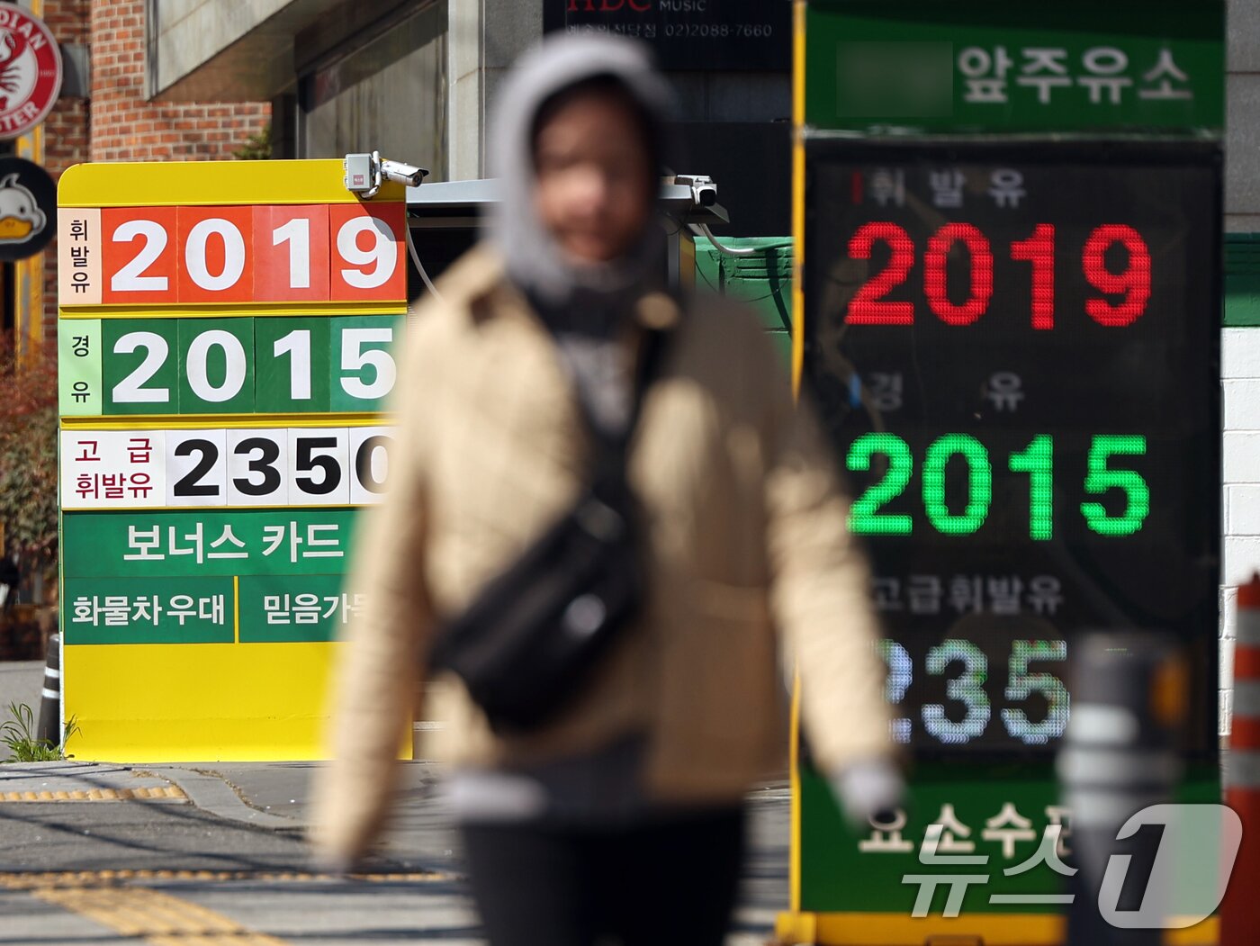 본문 이미지 - 중동 전쟁 영향으로 국내 휘발유·경유 가격이 지속 상승하면서 서울 휘발유 평균 가격이 2000원을 돌파한 7일 서울 시내 한 주유소에 휘발유와 경유 가격이 표시돼 있다. 2026.4.7 ⓒ 뉴스1 황기선 기자