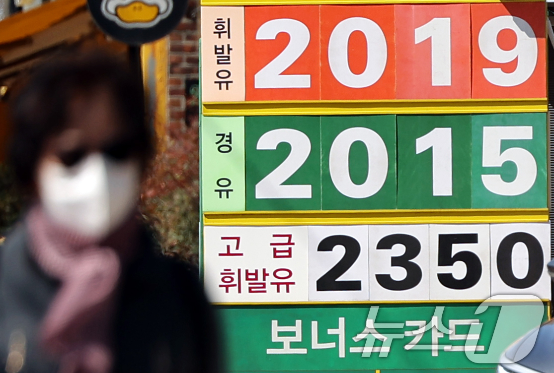 (서울=뉴스1) 황기선 기자 = 중동 전쟁 영향으로 국내 휘발유·경유 가격이 지속 상승하면서 서울 휘발유 평균 가격이 2000원을 돌파한 7일 서울 시내 한 주유소에 휘발유와 경유 …
