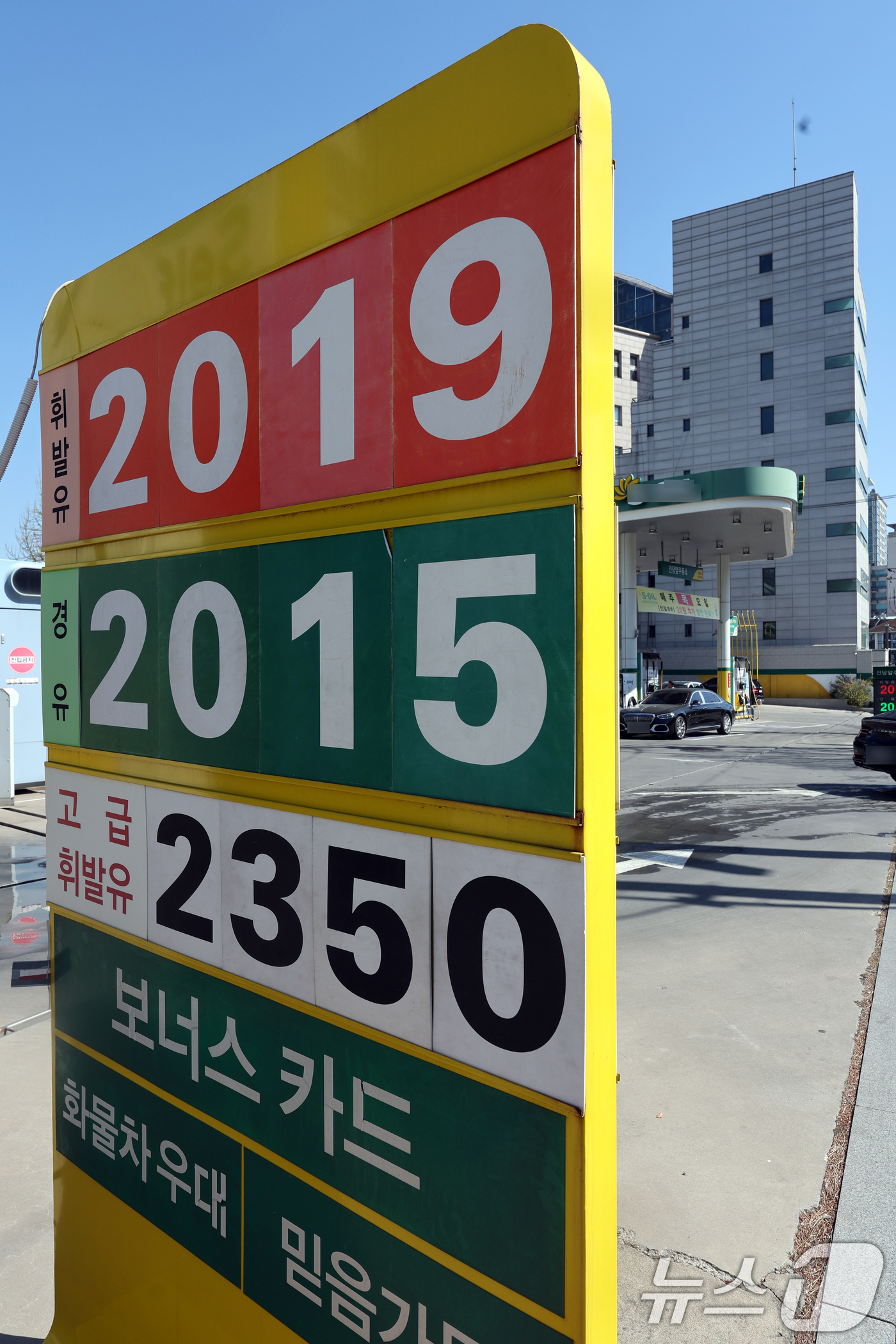 (서울=뉴스1) 황기선 기자 = 중동 전쟁 영향으로 국내 휘발유·경유 가격이 지속 상승하면서 서울 휘발유 평균 가격이 2000원을 돌파한 7일 서울 시내 한 주유소에 휘발유와 경유 …