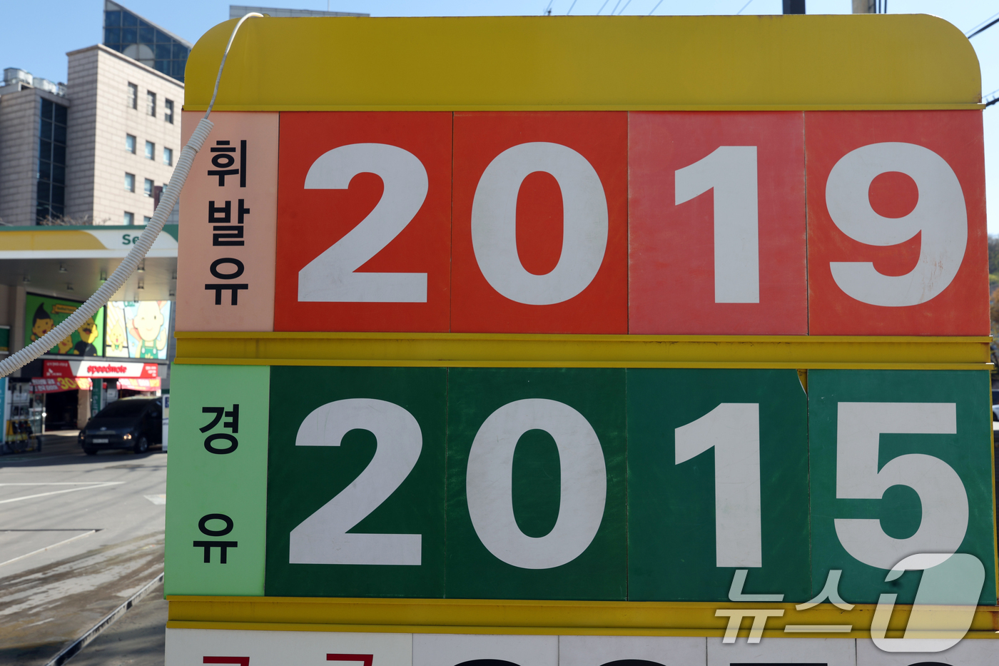 (서울=뉴스1) 황기선 기자 = 중동 전쟁 영향으로 국내 휘발유·경유 가격이 지속 상승하면서 서울 휘발유 평균 가격이 2000원을 돌파한 7일 서울 시내 한 주유소에 휘발유와 경유 …