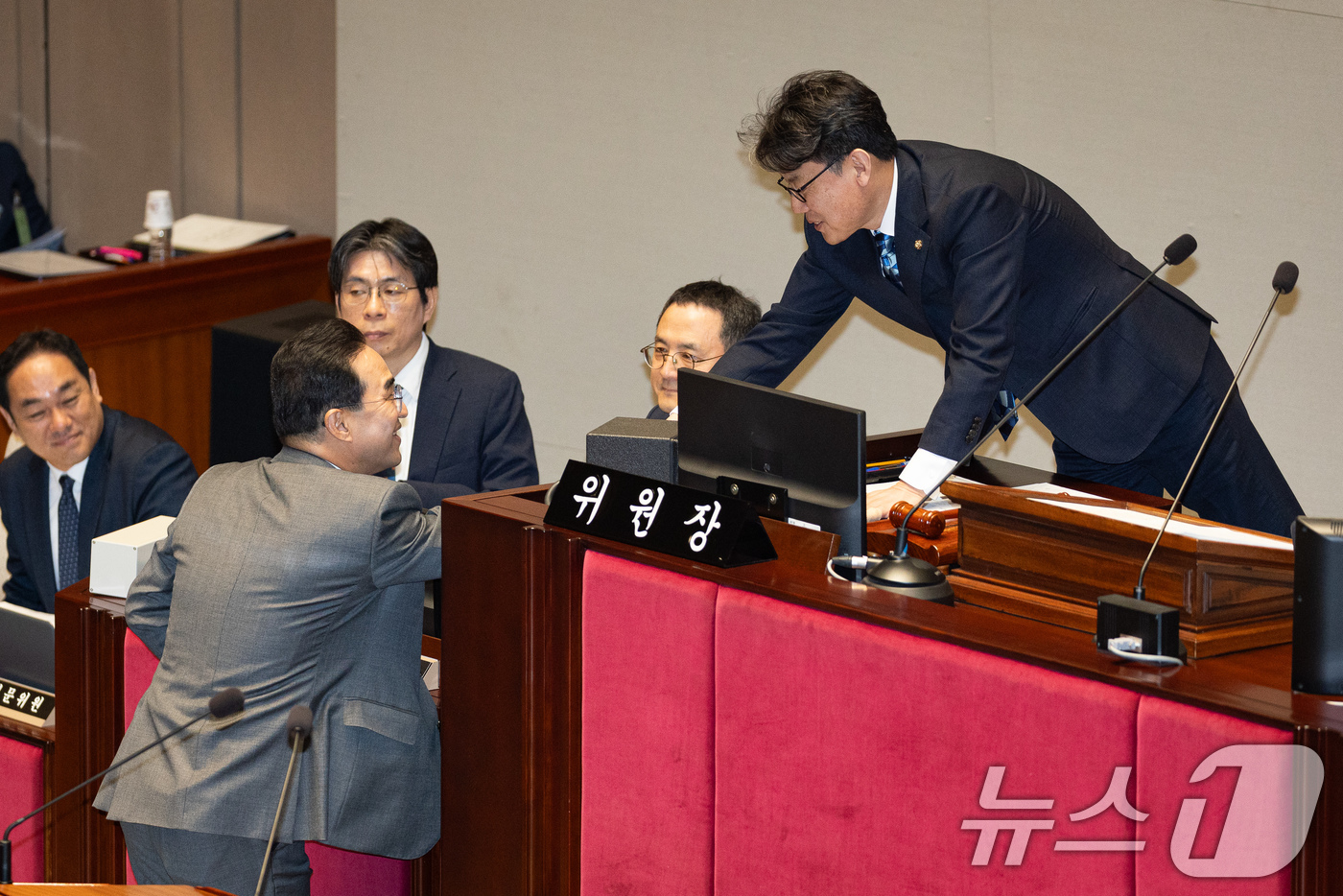 (서울=뉴스1) 유승관 기자 = 진성준 국회 예산결산특별위원장과 박홍근 기획예산처 장관이 7일 서울 여의도 국회에서 열린 제434회 국회(임시회) 예산결산특별위원회 제1차 전체회의 …