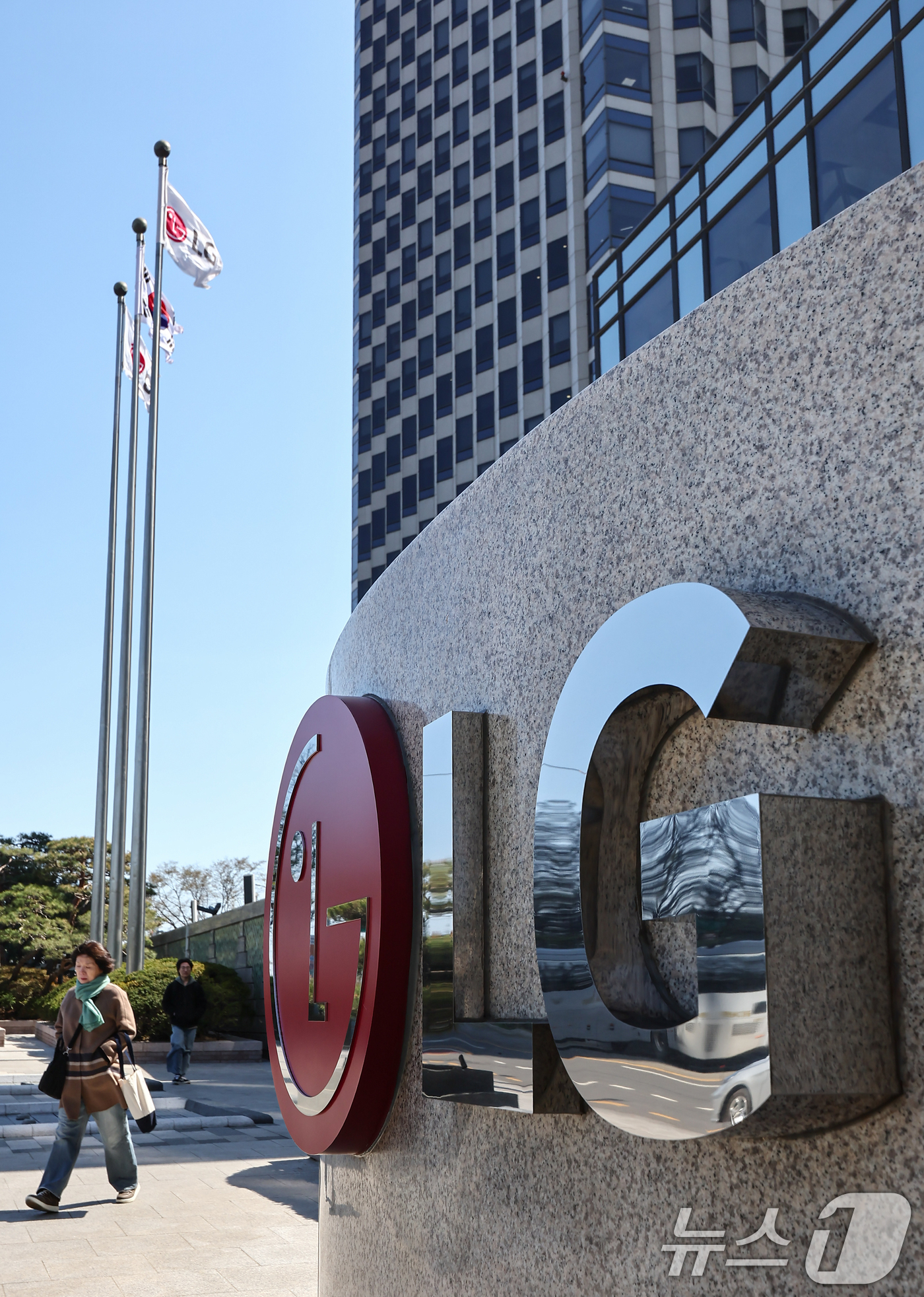 (서울=뉴스1) 김도우 기자 = LG전자는 7일 올해 1분기 연결기준 영업이익이 1조 6736억 원으로 전년 동기 대비 32.9% 성장한 것으로 잠정 집계됐다고 7일 공시했다.같은 …