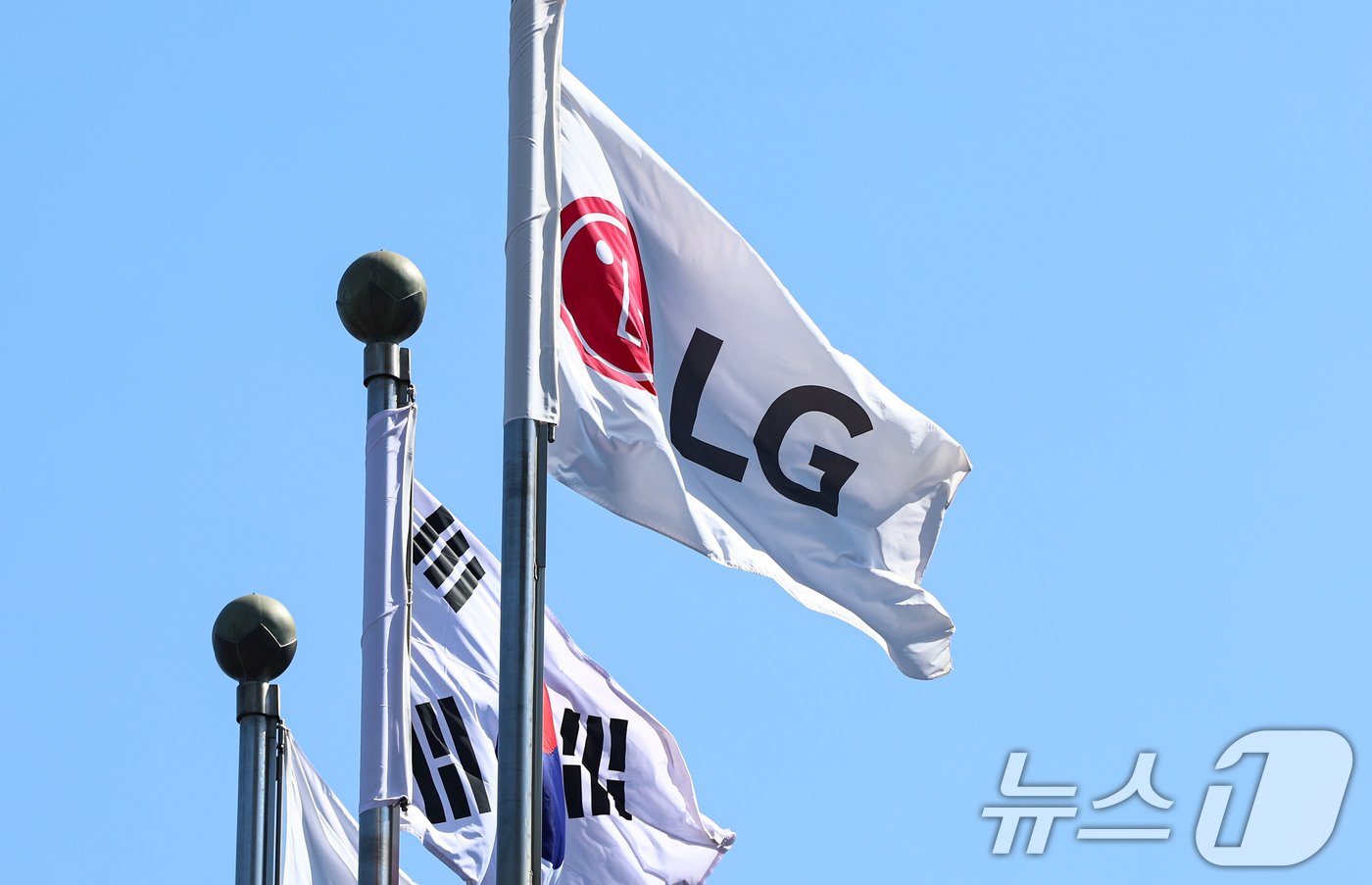 (서울=뉴스1) 김도우 기자 = LG전자는 7일 올해 1분기 연결기준 영업이익이 1조 6736억 원으로 전년 동기 대비 32.9% 성장한 것으로 잠정 집계됐다고 7일 공시했다.같은 …