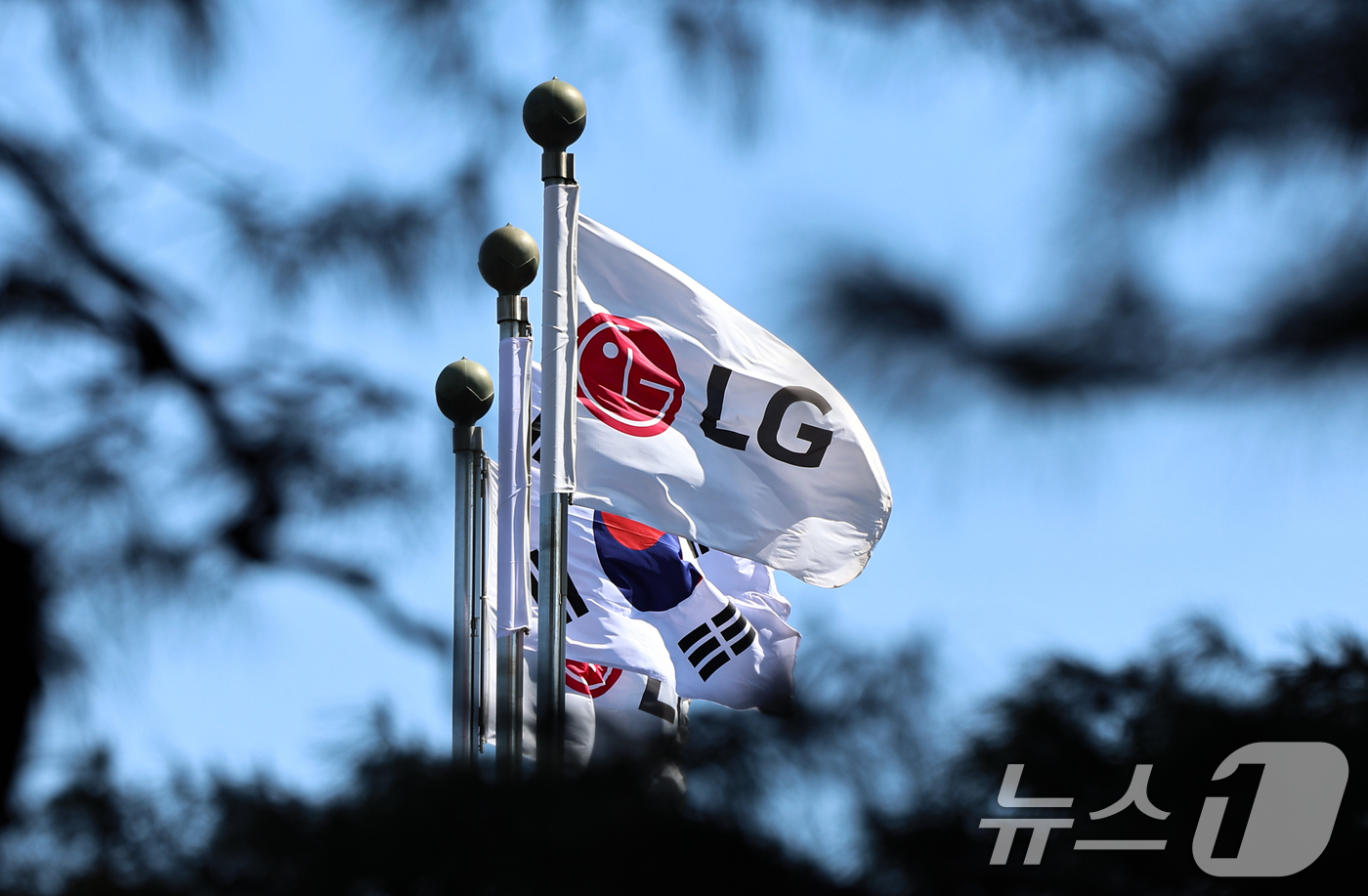 (서울=뉴스1) 김도우 기자 = LG전자는 7일 올해 1분기 연결기준 영업이익이 1조 6736억 원으로 전년 동기 대비 32.9% 성장한 것으로 잠정 집계됐다고 7일 공시했다.같은 …