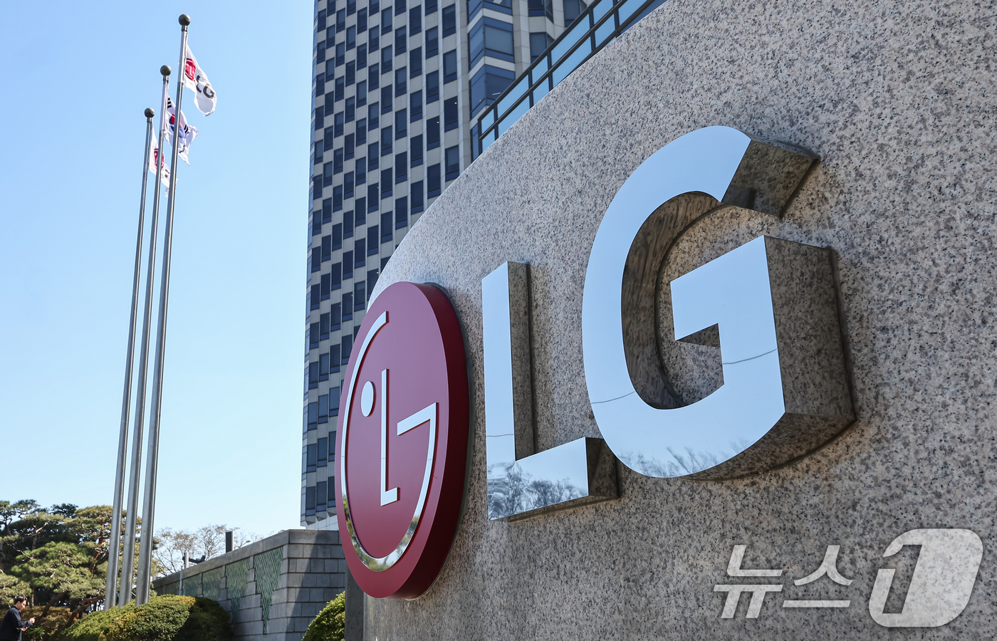 (서울=뉴스1) 김도우 기자 = LG전자는 7일 올해 1분기 연결기준 영업이익이 1조 6736억 원으로 전년 동기 대비 32.9% 성장한 것으로 잠정 집계됐다고 7일 공시했다.같은 …