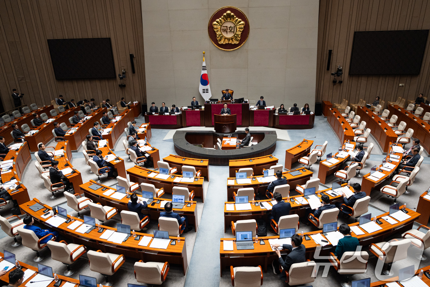 (서울=뉴스1) 유승관 기자 = 김민석 국무총리가 7일 서울 여의도 국회에서 열린 제434회 국회(임시회) 예산결산특별위원회 제1차 전체회의에 출석해 인사말을 하고 있다. 2026 …