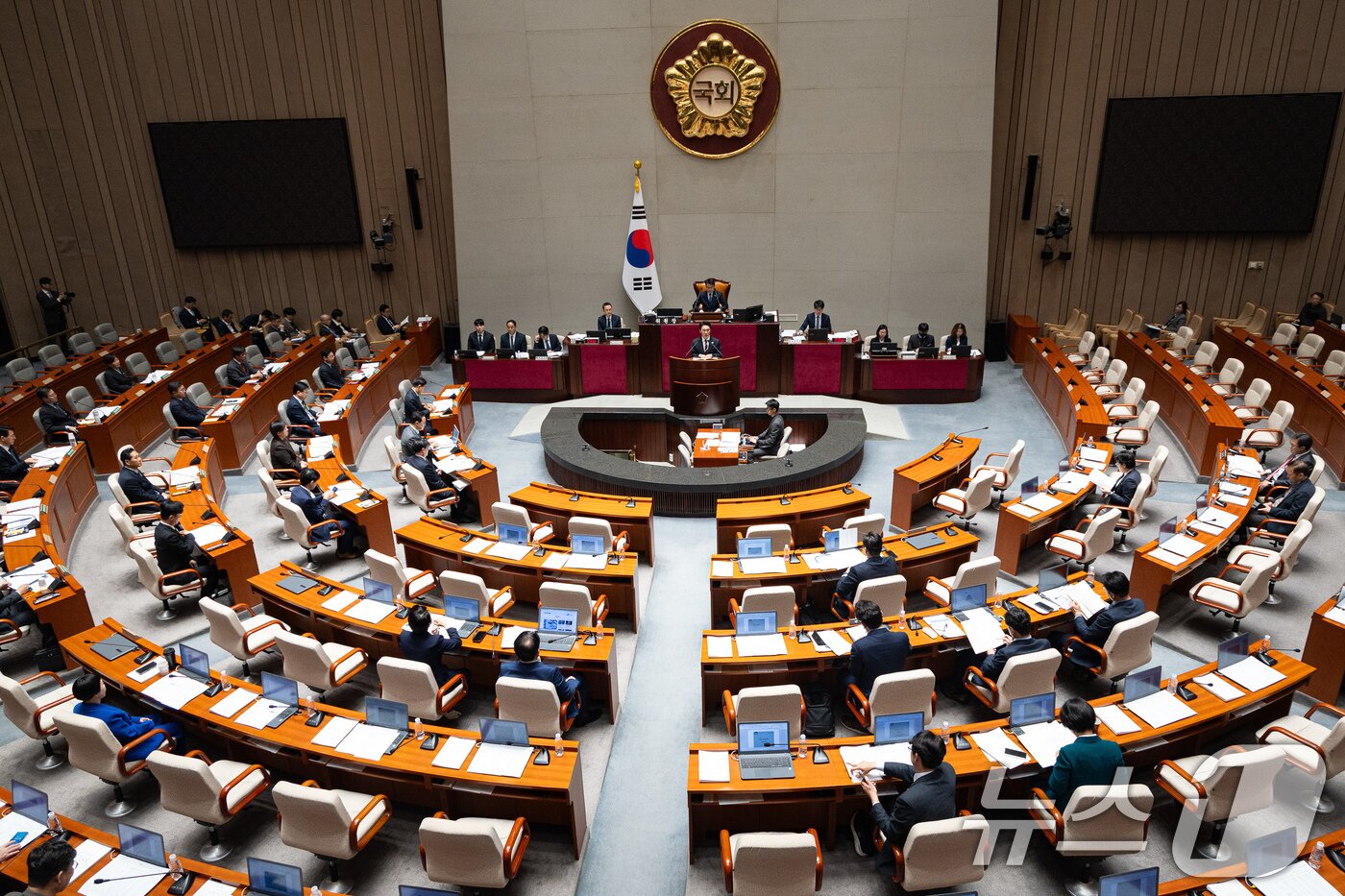 본문 이미지 - 김민석 국무총리가 7일 서울 여의도 국회에서 열린 제434회 국회(임시회) 예산결산특별위원회 제1차 전체회의에 출석해 인사말을 하고 있다. 2026.4.7 ⓒ 뉴스1 유승관 기자
