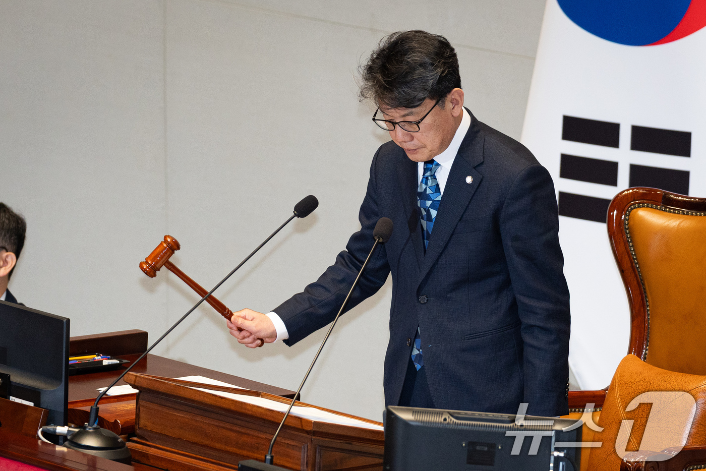 (서울=뉴스1) 유승관 기자 = 진성준 국회 예산결산특별위원장이 7일 서울 여의도 국회에서 열린 제434회 국회(임시회) 예산결산특별위원회 제1차 전체회의에서 의사봉을 두드리고 있 …