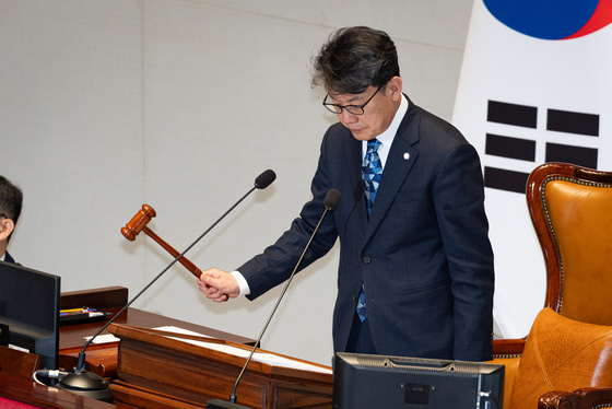 의사봉 두드리는 진성준 국회 예결위원장