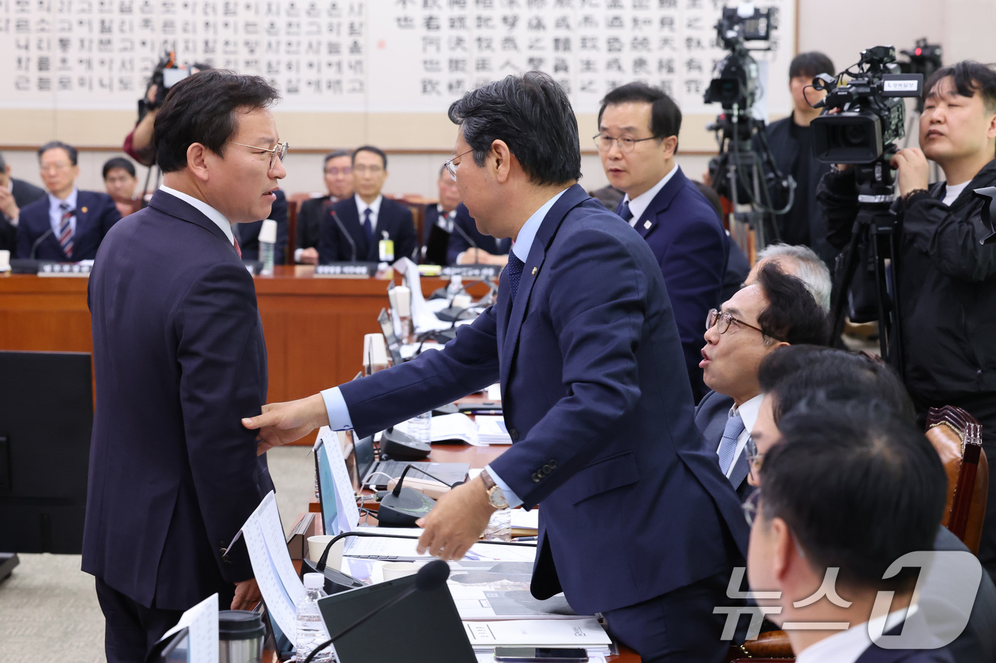 (서울=뉴스1) 신웅수 기자 = 김형동 국민의힘 간사와 박선원 더불어민주당 의원이 7일 서울 여의도 국회에서 열린 윤석열정권정치검찰조작기소의혹사건진상규명국정조사특별위원회 전체회의에 …