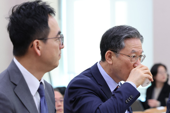 목 축이는 정성호 장관