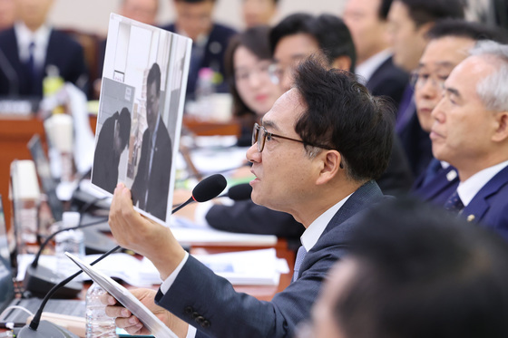 곽규택·박상용 인사하는 사진 든 박선원