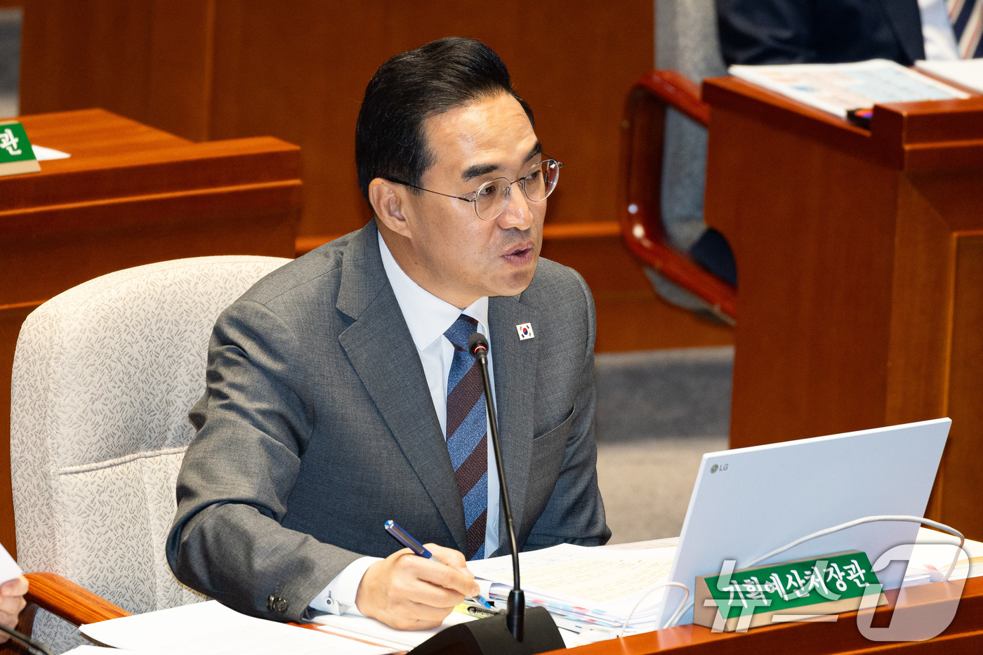 (서울=뉴스1) 유승관 기자 = 박홍근 기획예산처 장관이 7일 서울 여의도 국회에서 열린 제434회 국회(임시회) 예산결산특별위원회 제1차 전체회의에서 의원 질의에 답하고 있다. …